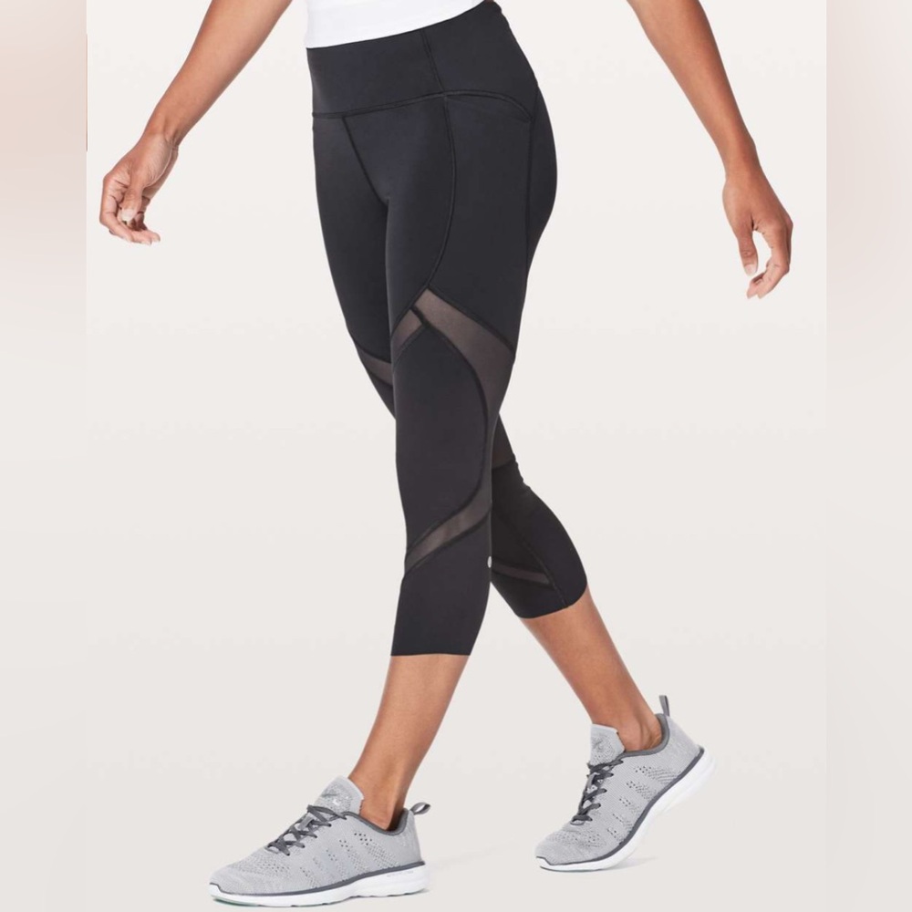 Lululemon On Pace Crop *21" Black
Size: 6
77